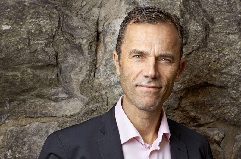 Porträtt av Carl von Essen, tillträdande general­sekreterare för HRF, framför stenmur.