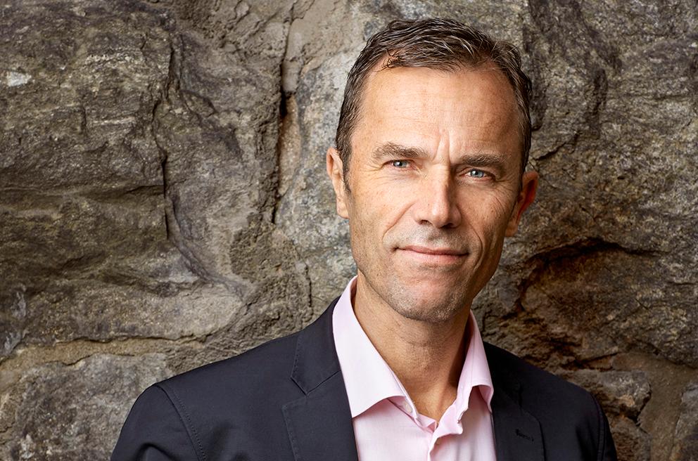Porträtt av Carl von Essen, tillträdande general­sekreterare för HRF, framför stenmur.