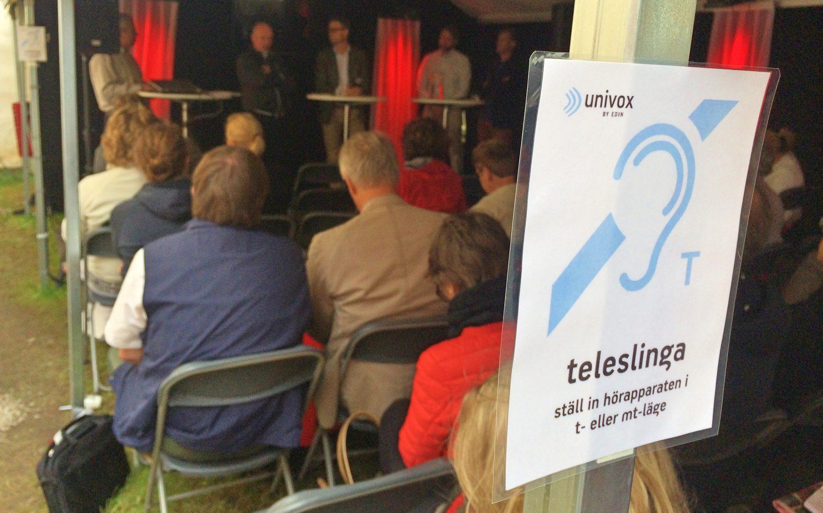 Teleslingaskylt intill publik i Almedalen.