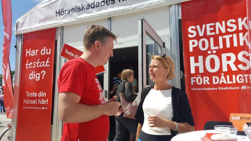 Hrfs förbundordförande Mattias Lundekvam och statsrådet Åsa Regnér (S) står och samtalar framför HRFs tält i Almedalen.