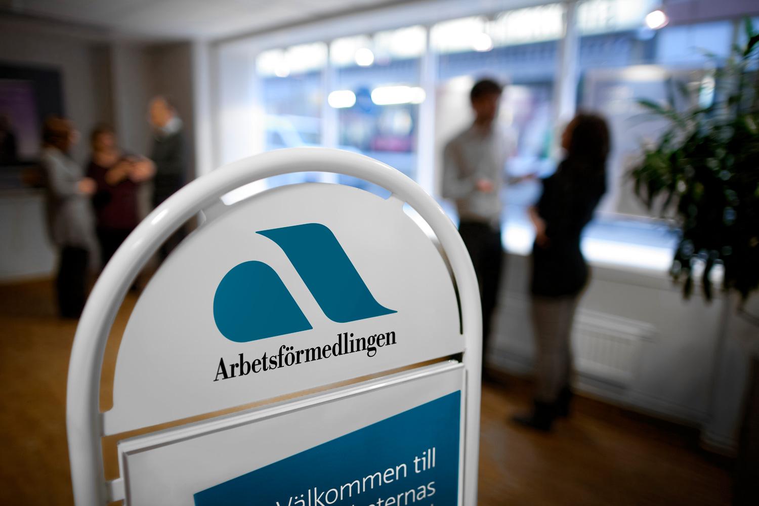 Golvskylt med Arbetsförmedlingens logotyp.