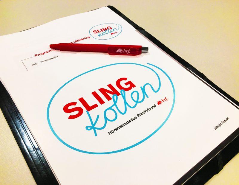 Konferensmapp med logotyp för Slingkollen på framsidan.