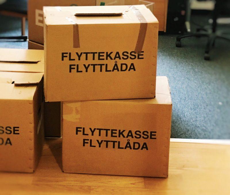 Flyttlådor staplade på varandra.