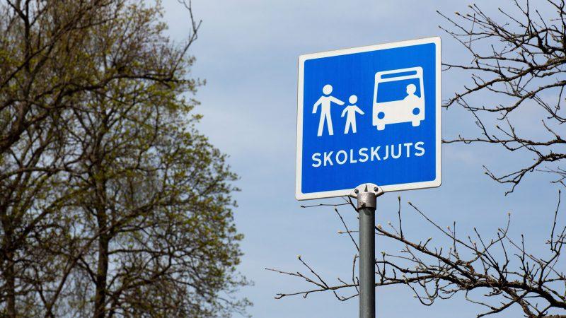 Blå hållplatsskylt för skolskjuts