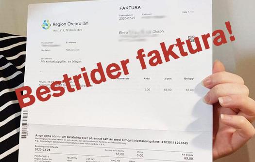 Faktura hålls upp, med summan 65 kronor. Tvärs över står det: Bestrider faktura!