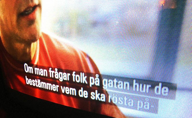 Bildskärm med textremsor.