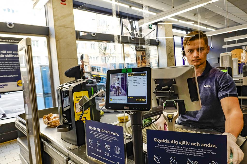 Plexiglas framför butikskassa i Stockholm.