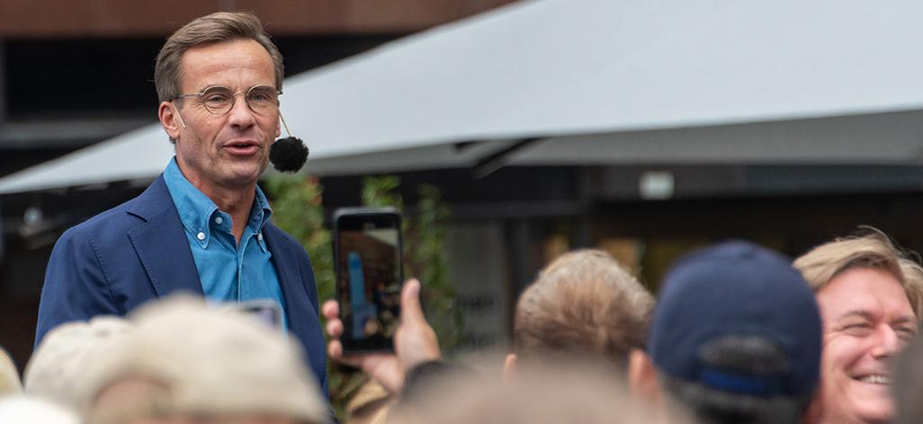 Ulf Kristersson står framför publik .