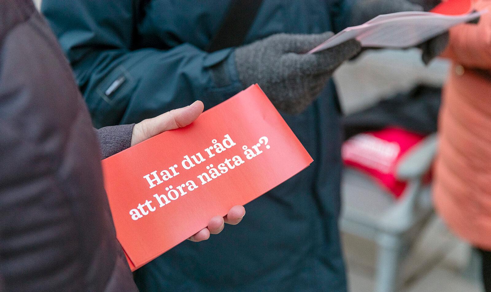 Rött flygblad: med texten "Har du råd att höra nästa år?"