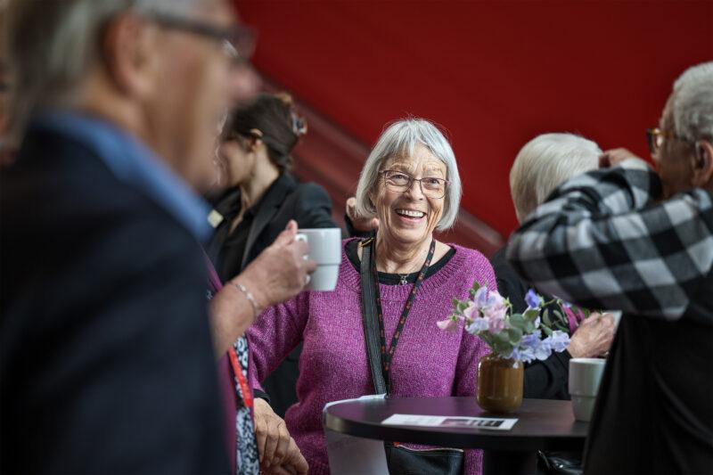 Kongressdeltagare samtalar på fikapaus