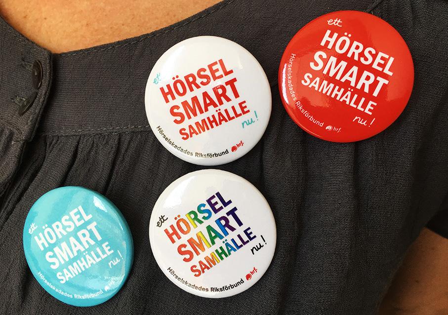 Knappar med texten: "Ett hörselsmart samhälle nu!"
