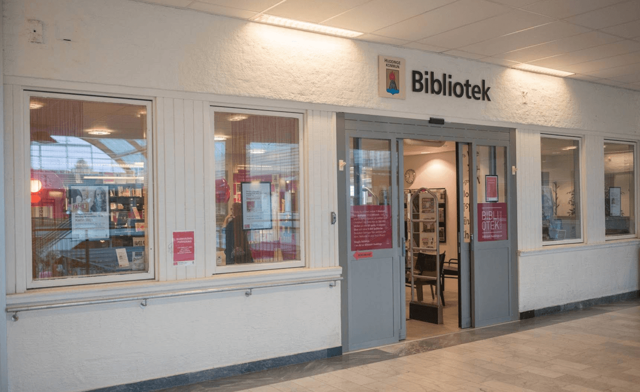 Bild på entrén till Skogås bibliotek