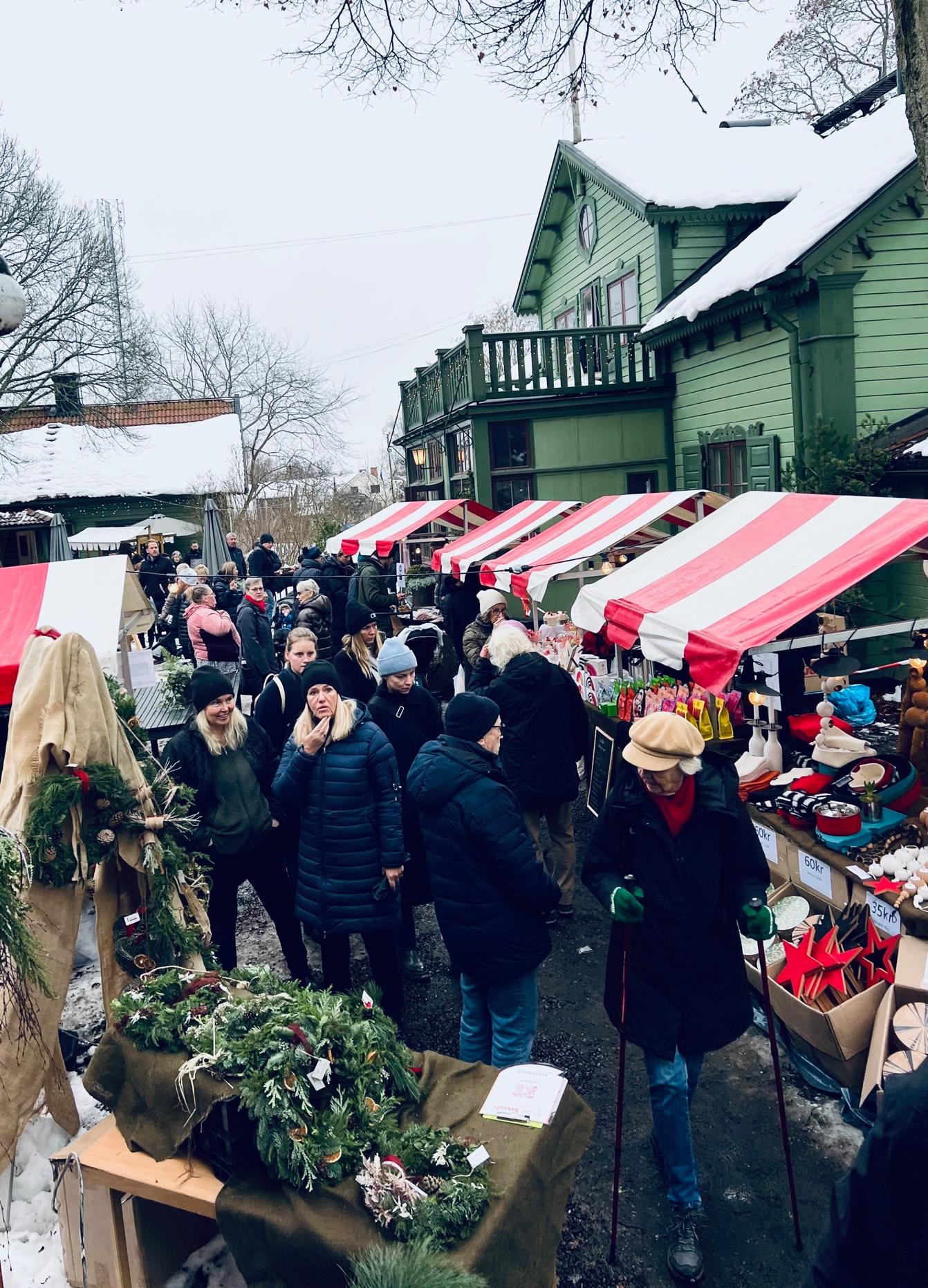 Bilder på besökare till julmarknad på Herrängens gård 2022