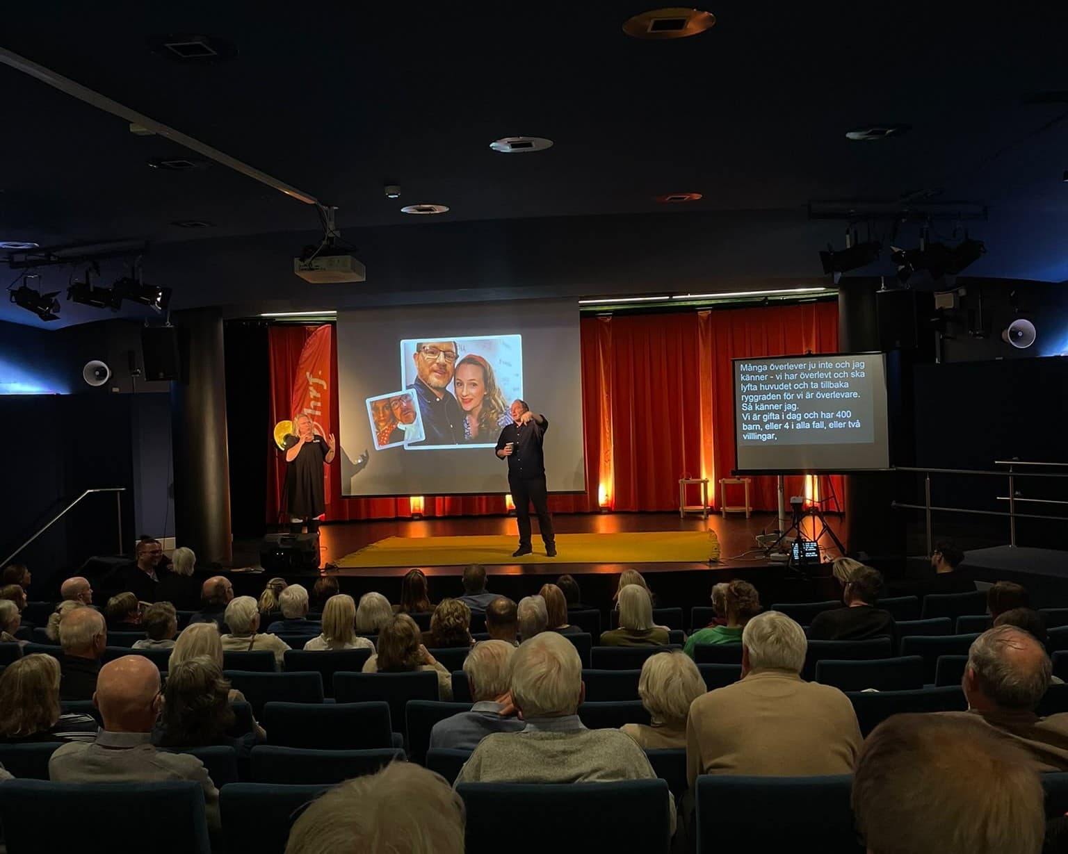 Morgan Alling står på scen och berättar inför publiken.
