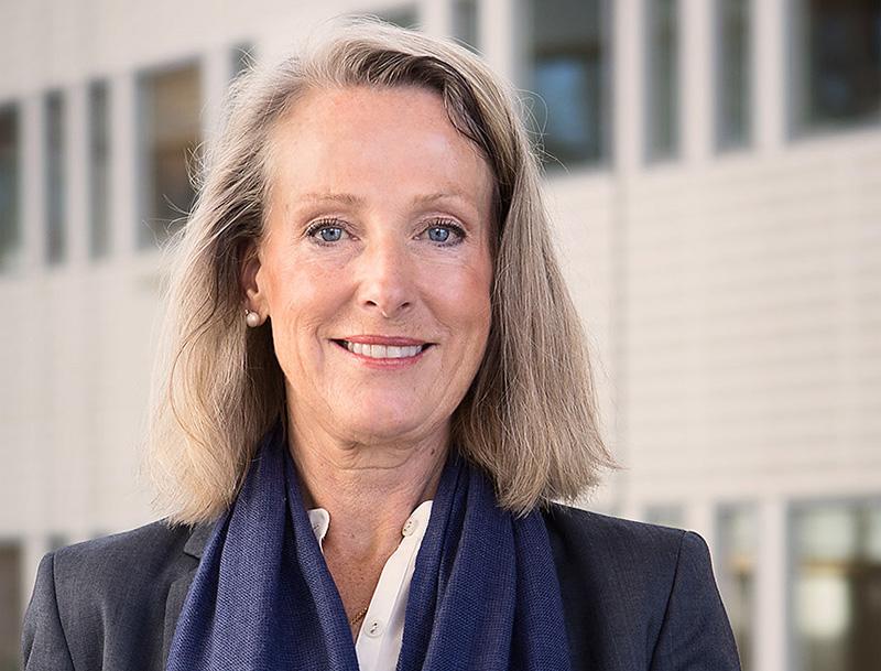 Charlotte Ingvar-Nilsson, generaldirektör, Myndigheten för press, radio och tv (MPRT). Ansiktsporträtt på leende kvinna med blondt, halvlångt hår, vit blus och mörkblå kavaj.