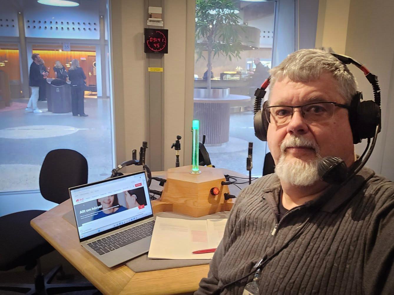 Jonas Sahlberg i studio 45 i Radiohuset. Man med hörlurar i radiostudio.