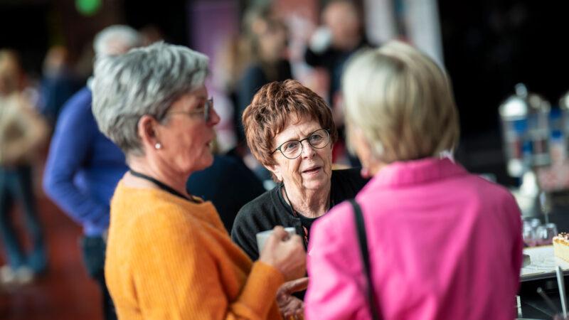 Kongressdeltagare samtalar med varandra