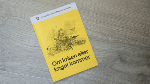 Bild: Luna Bos Gul broschyr av Sveriges Myndigheter med titeln "Om krisen eller kriget kommer"