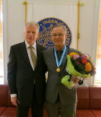 Jan-Olof Ohlsson, ordförande i Chalmers ingenjörsförening och professor Bo Håkansson med Gustaf Dalén-medaljen.