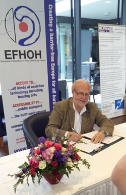 Här undertecknar HRFs förbundsordförande, Jan-Peter Strömgren, EFHOHs så kallade Essen-deklaration.