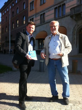 Integrationsminister Erik Ullenhag med HRFs förbundsordförande, Jan-Peter Strömgren, på Torsdagsaktionen.