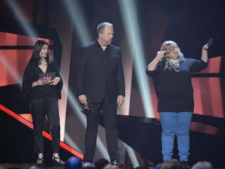 Nour El-Refai och Anders Jansson med teckenspråkstolken som just visar tecknet för "programledare" på ett felaktigt sätt.