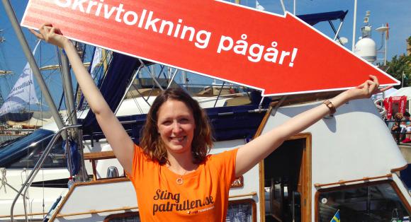Emilia Blomqvist, 23, från Östersund, en av ungdomarna i UHs Slingpatrullen, som dessutom deltog i skrivtolkningsaktioner med HRF.