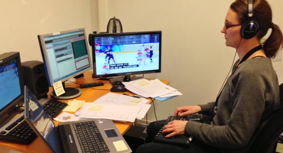 Stina Engström i full gång med att texta OS-hockeyn.