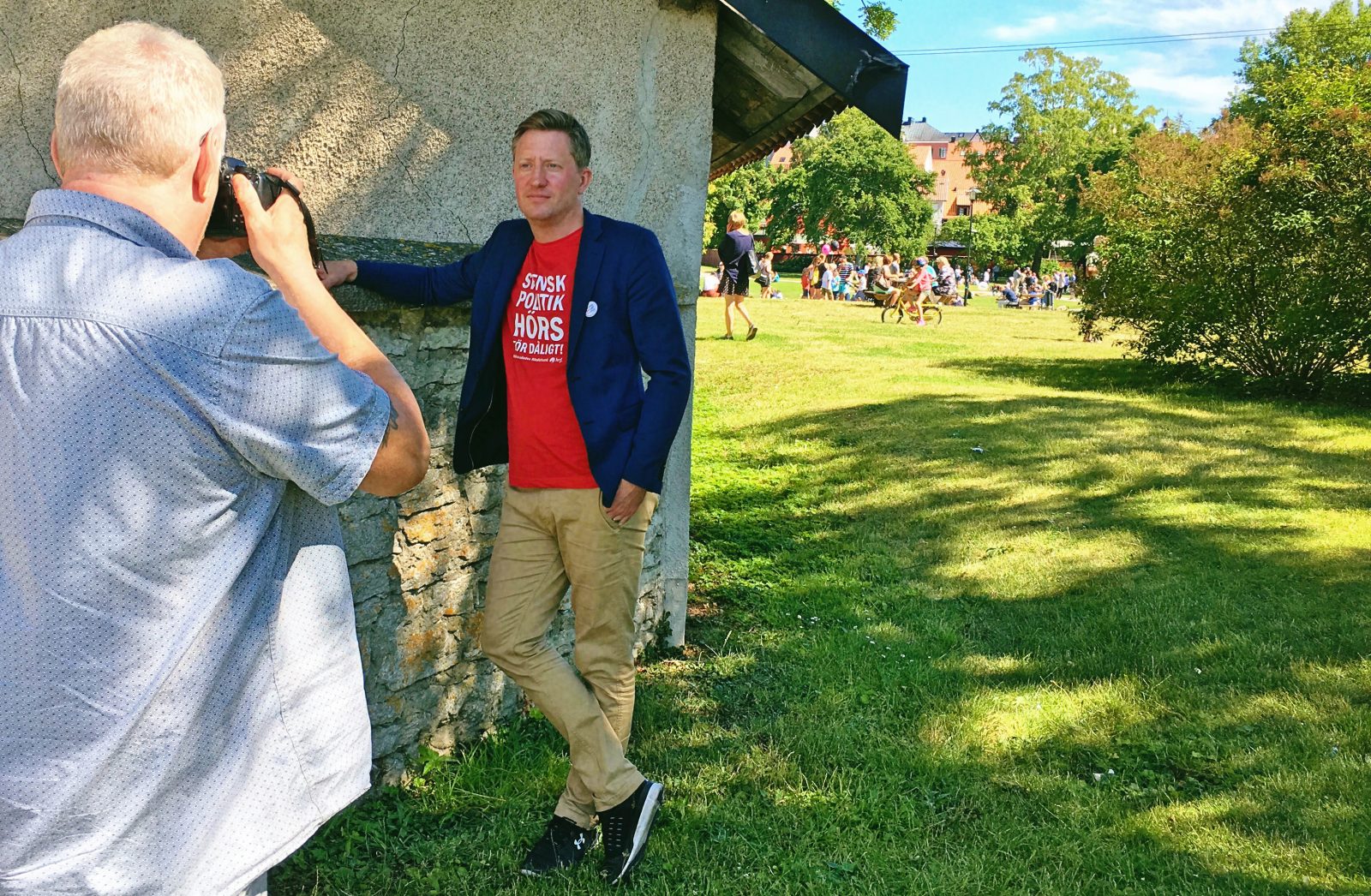 HRfs förbundsordförande Mattias Lundekvam står intill Almedalsparken i Visby och blir fotograferad av reporter från Barometern/OT.