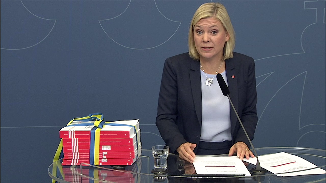 Finansminister Magdelena Andersson (S) står vid podium och presenterar budgeten.