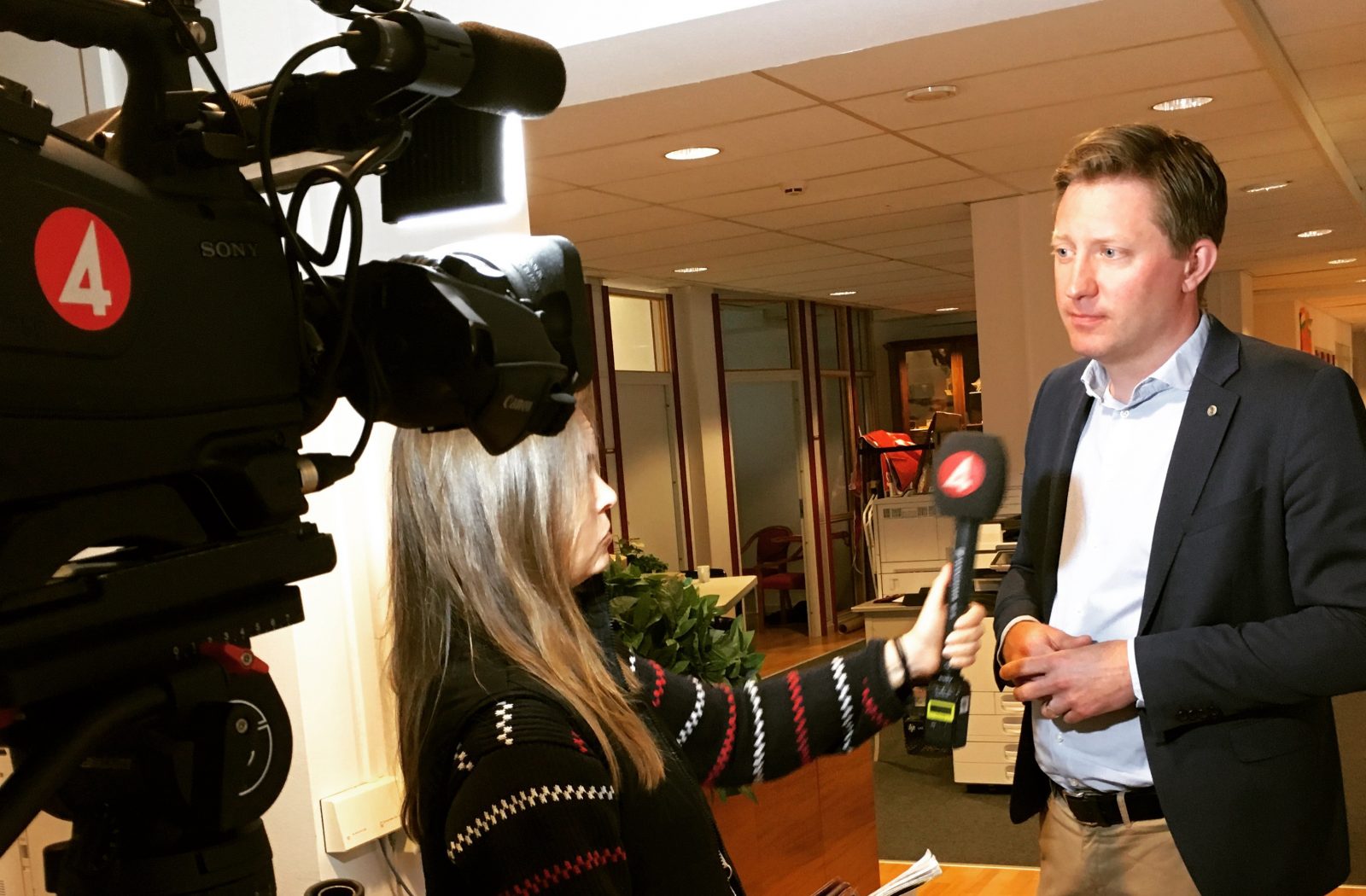 HRFs förbundsordförande intervjuas av TV4. Reporter med filmkamera och mikrofon.
