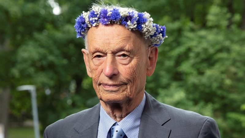 Björn Jakobson med blomsterkrans på hjässan