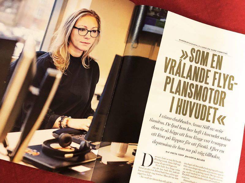 Uppslag i tidningen Kollega, med bild på kvinna vid dator samt text med rubriken "som en vrålande flygplansmotor i huvudet".