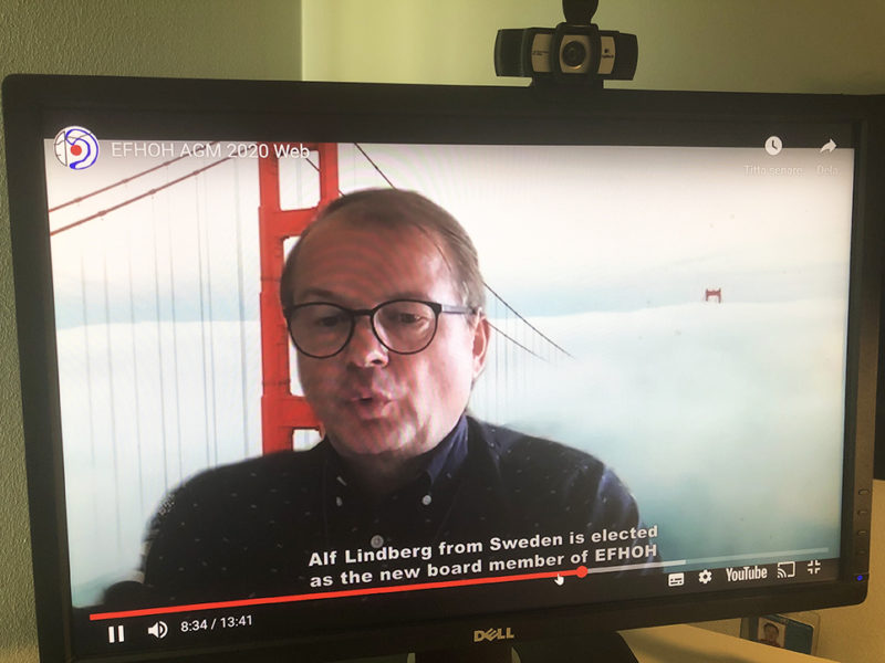 Bildskärm med bild på en man och textremsa som talar om att Alf Lindberg har blivit vald.
