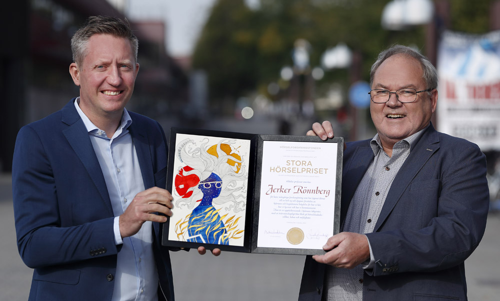 Årets pristagare Jerker Rönnberg tillsammans med HRFs förbundsordförande Mattias Lundekvam