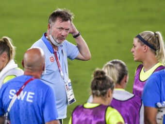 Peter Gerhardsson på fotbollsplan, sätter handen bakom örat.