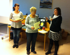 Hörselombuden Marie Nyströmer och Marita Rosengren tar emot utmärkelsen av ordförande Ewa Larsson.