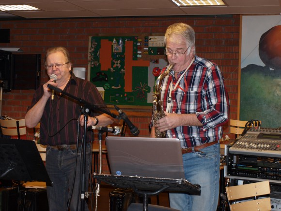 Kent Hellqvist och Bengt Åström står för musikunderhållningen.