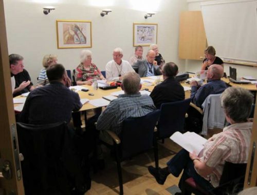 Styrelsen håller möte.