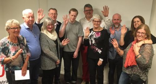 Styrelsen vinkar mot kameran.