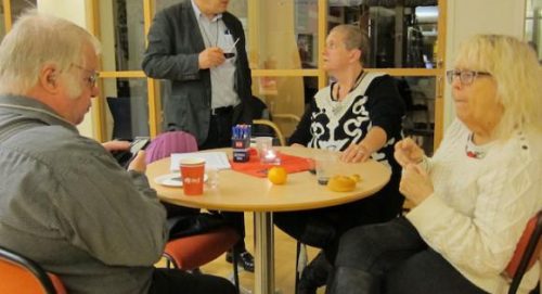 Några personer minglar.