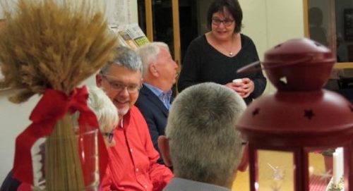 Några personer sitter och talar med varandra.