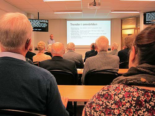 Bild på Arne som står vid skärm och pratar inför publik.