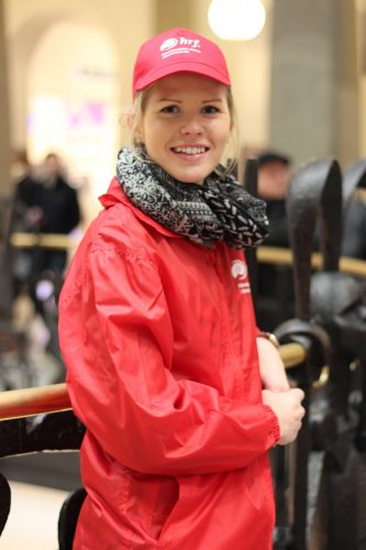 Bild på en HRF:are på Stockholms Centralstation.