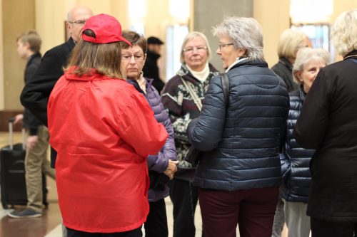 Bild på en HRF:are som delar ut flyers på Stockholms Centralstation.