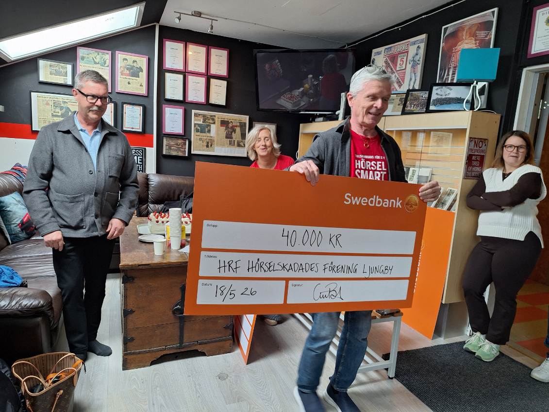 Dan tar emot prischeck på 40000 från Sparbankstiftelsen.